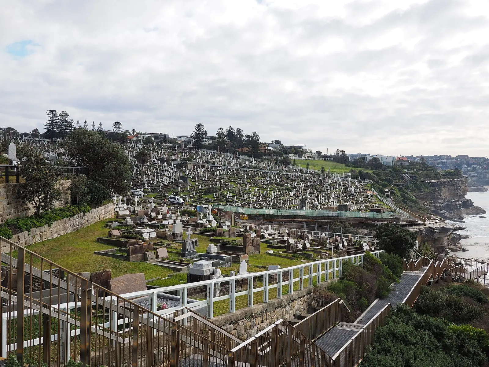 Clifftop path past Waverley Cemetery