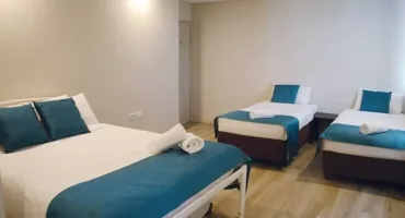 Sydney Queen-2-single-beds-deluxe accommodation at Marco Polo Motor Inn